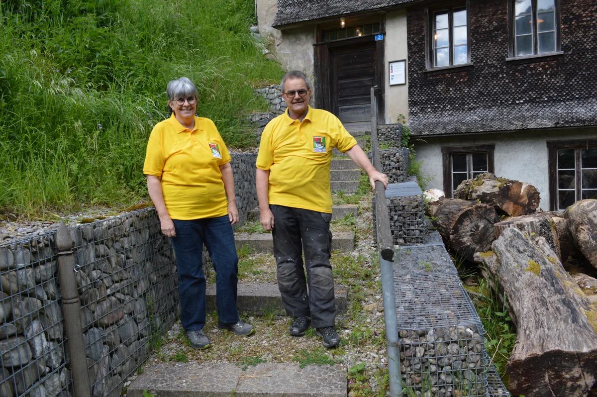 Ein Mann und eine Frau in gelben Shirts.